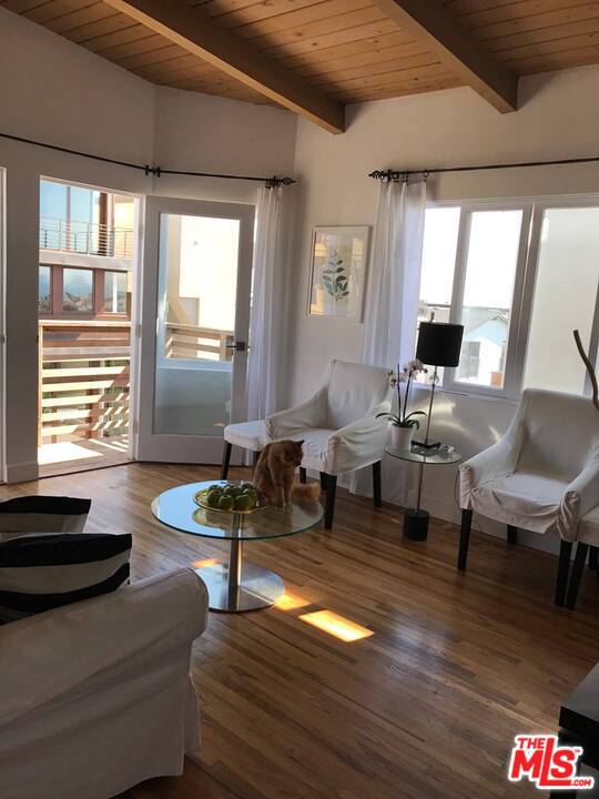 upstairs loft w/view