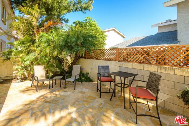 Adorable Backyard Ready for your Entertaining Need