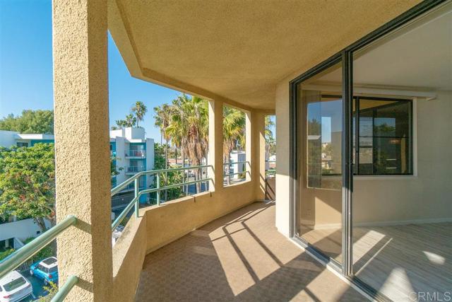 520 The Village, Redondo Beach, California 90277, 2 Bedrooms Bedrooms, ,2 BathroomsBathrooms,Residential,Sold,The Village,200018306