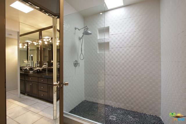 Master - Large Walk-In Shower