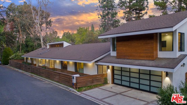 Photo of 4822 QUEEN VICTORIA Road, Woodland Hills, CA 91364