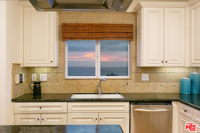 Kitchen, at dusk (rd floor).