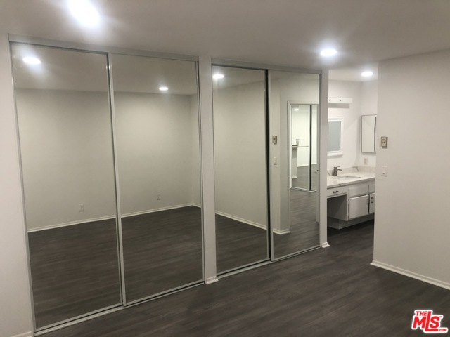 1 Bed Home for Sale in Playa del Rey, California
