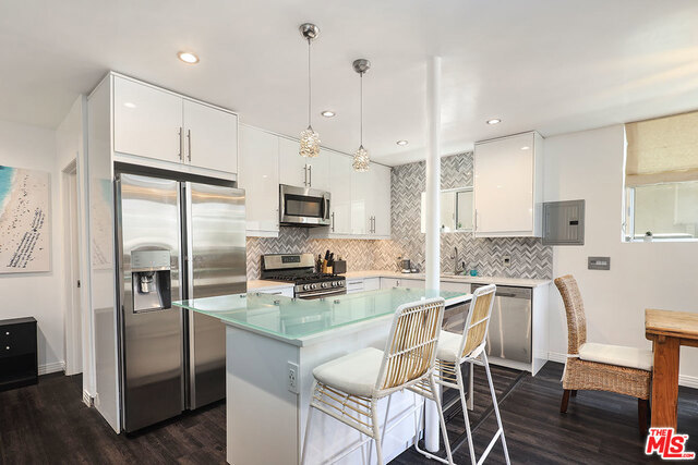 Trendy Herringbone Carrara Marble Backsplash