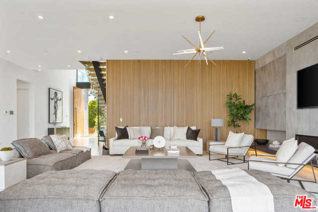 5 Bed Home for Sale in Los Angeles, California