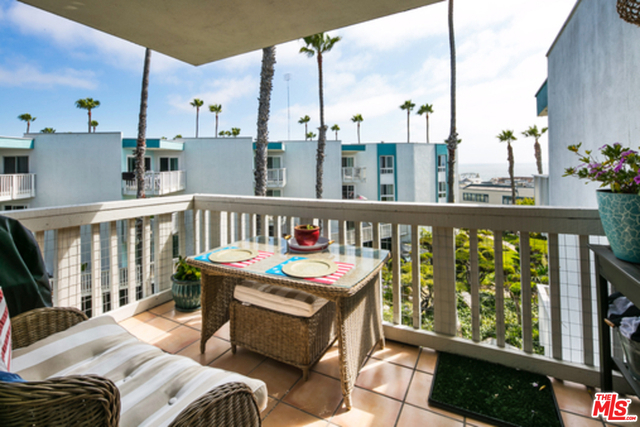 610 THE VILLAGE, Redondo Beach, California 90277, 1 Bedroom Bedrooms, ,1 BathroomBathrooms,Residential,Sold,THE VILLAGE,17286770