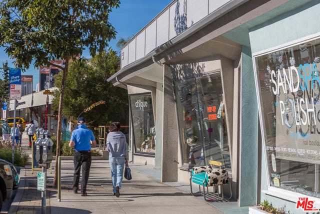 close to shopping & cafes