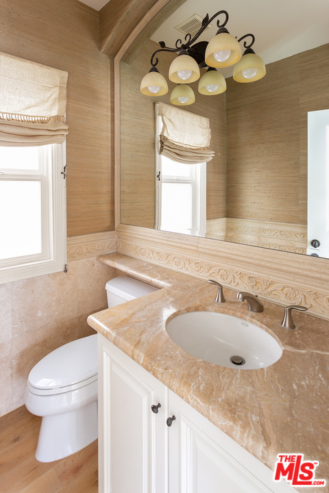 Powder room wi marble countertops (rd floor).