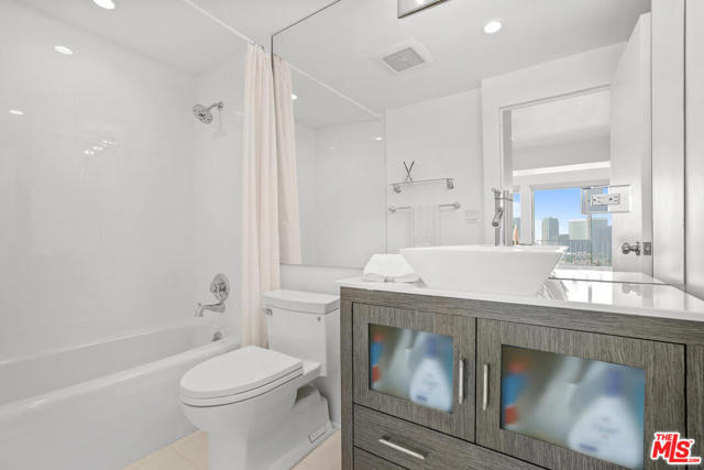 1 Bed Home for Sale in Los Angeles, California