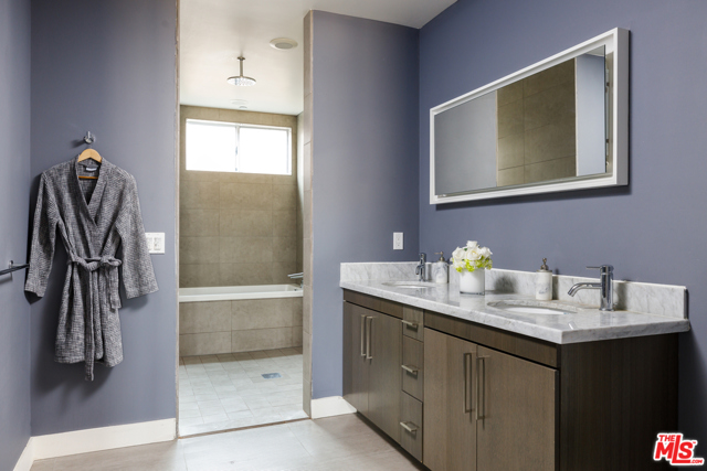 1 Bed Home for Sale in Los Angeles, California