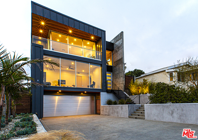 1027 AVENUE A, Redondo Beach, California 90277, 4 Bedrooms Bedrooms, ,5 BathroomsBathrooms,Residential,Sold,AVENUE A,20576054