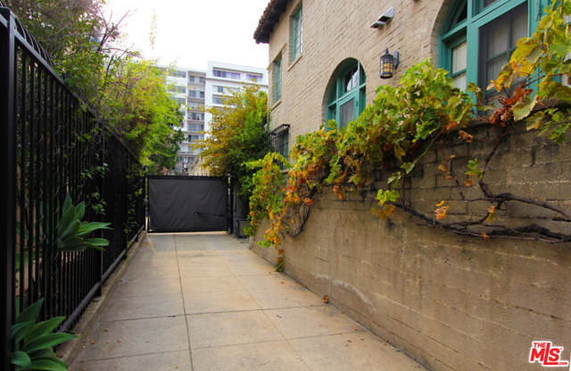 1 Bed Home for Sale in Los Angeles, California