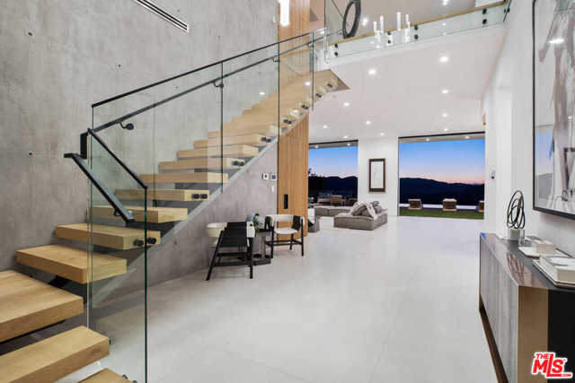 5 Bed Home for Sale in Los Angeles, California