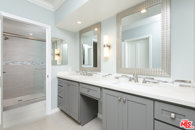 Master bath (en suite)