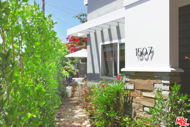 Enclosed Sideyard