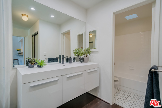 1 Bed Home for Sale in Playa del Rey, California
