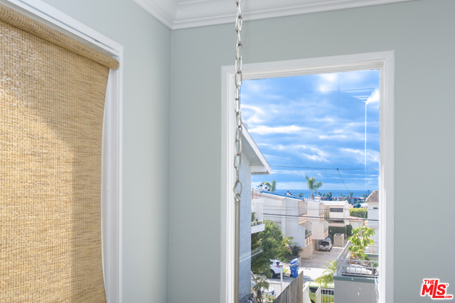 Peek-a-boo ocean view