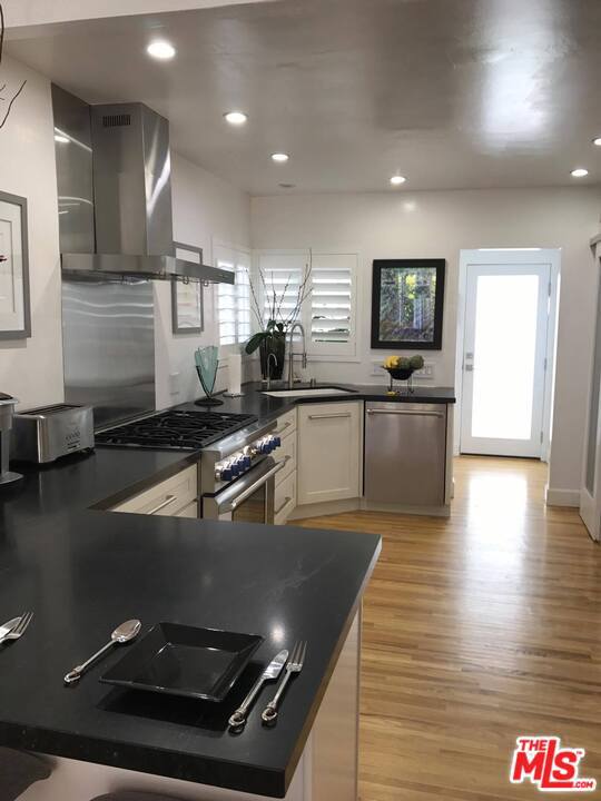 333 19Th Street, Manhattan Beach, California 90266, 5 Bedrooms Bedrooms, ,3 BathroomsBathrooms,Residential,Sold,19Th,21678480