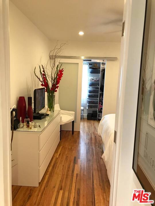 Downstairs bed/r wi walk in closet