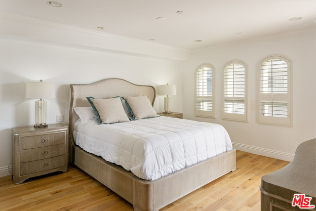 Master bedroom wi walk-in closet, flatscreen TV, receed lighting, wood floors & arch-windows (nd / main floor).