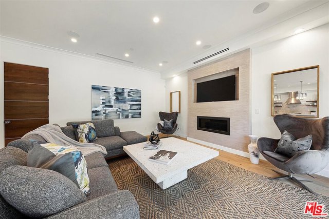 6 Bed Home for Sale in Sherman Oaks, California