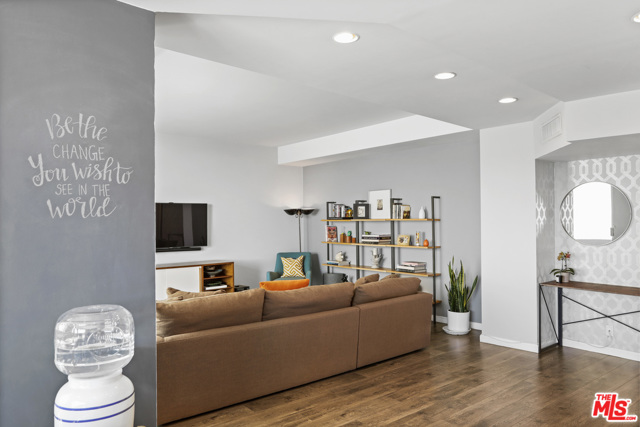 1 Bed Home for Sale in Los Angeles, California