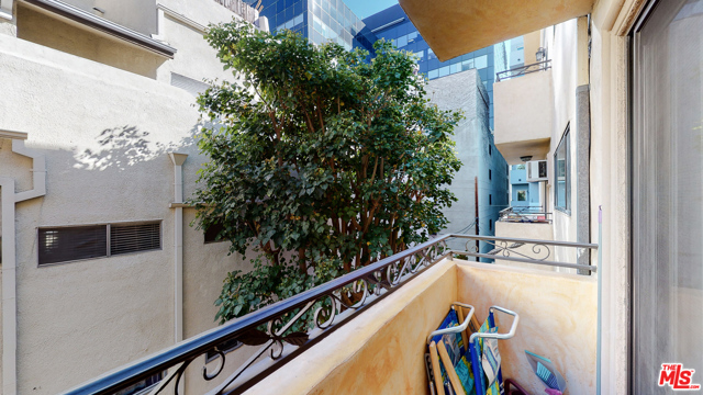1 Bed Home for Sale in Los Angeles, California