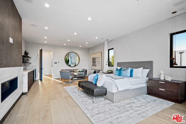 5 Bed Home for Sale in Los Angeles, California