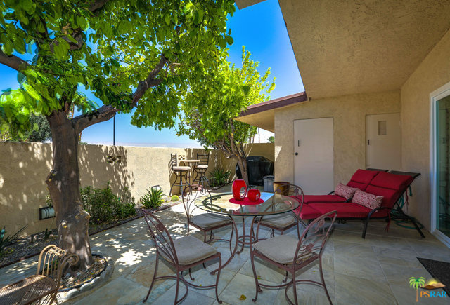 Front Private courtyard