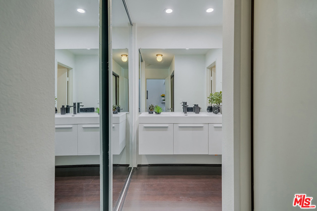 1 Bed Home for Sale in Playa del Rey, California