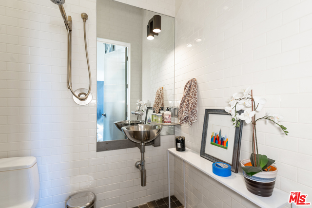 1 Bed Home for Sale in Los Angeles, California