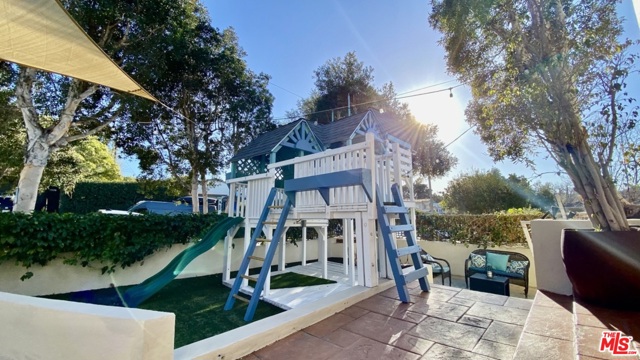 1327 1St Street, Manhattan Beach, California 90266, 5 Bedrooms Bedrooms, ,4 BathroomsBathrooms,Residential,Sold,1St,21701562