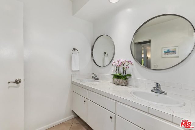 1 Bed Home for Sale in Los Angeles, California