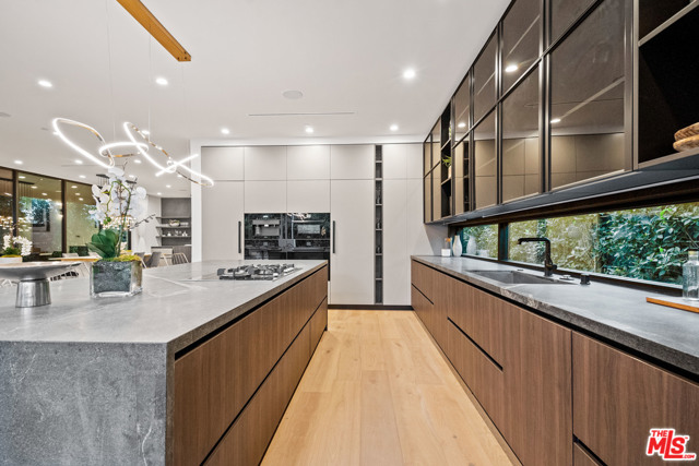 5 Bed Home for Sale in Los Angeles, California