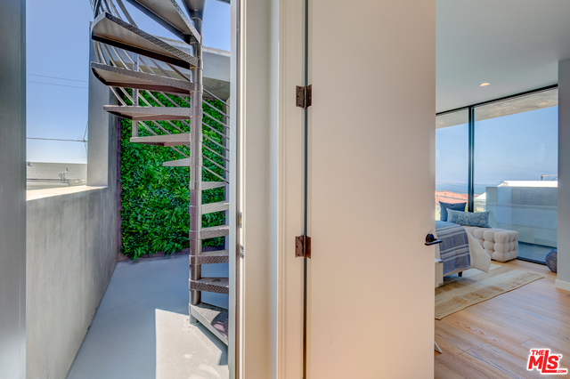 1017 8TH Street, Hermosa Beach, California 90254, 3 Bedrooms Bedrooms, ,2 BathroomsBathrooms,Residential,Sold,8TH,19507088