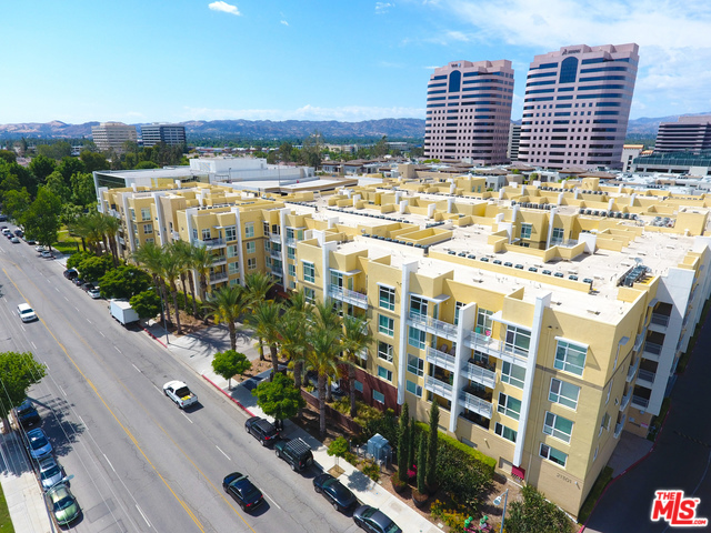 Photo of 21301 ERWIN Street #536, Woodland Hills, CA 91367