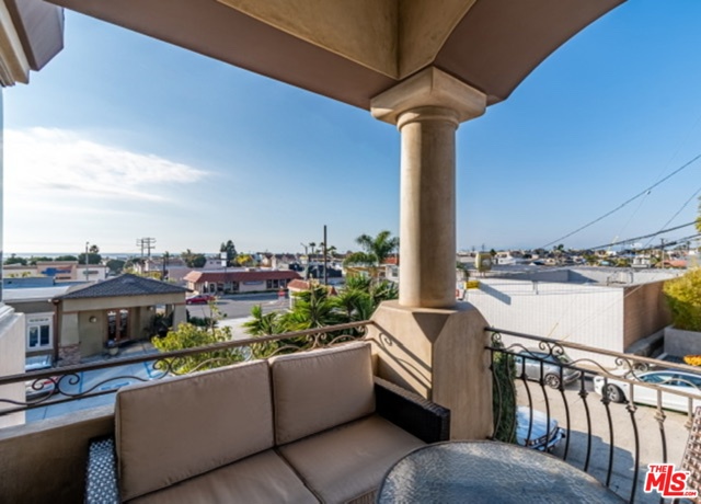 822 6TH Street, Hermosa Beach, California 90254, 4 Bedrooms Bedrooms, ,4 BathroomsBathrooms,Residential,Sold,6TH,19537348