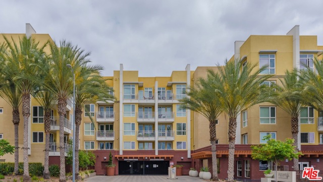 Photo of 21301 Erwin Street #503, Woodland Hills, CA 91367