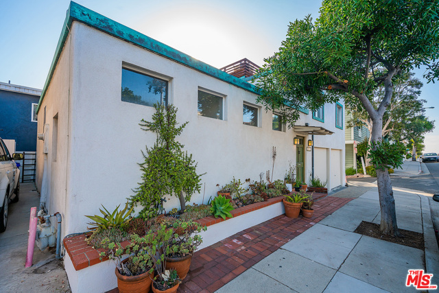 1705 Highland Avenue, Manhattan Beach, California 90266, 2 Bedrooms Bedrooms, ,2 BathroomsBathrooms,Residential,Sold,Highland,20599416