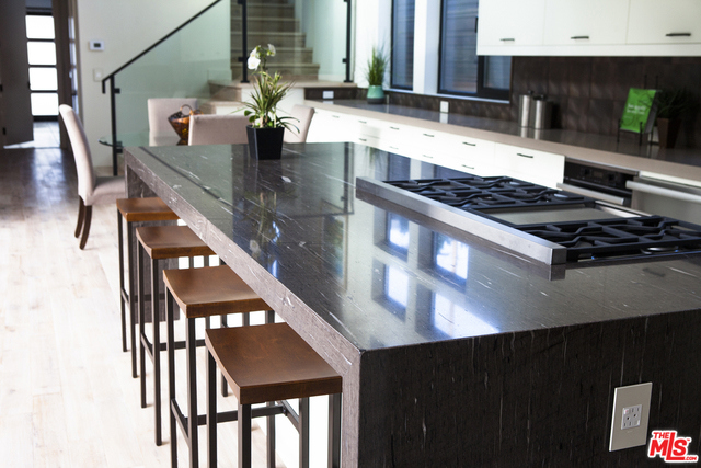 Kitchen Island w/Quartz Countertop