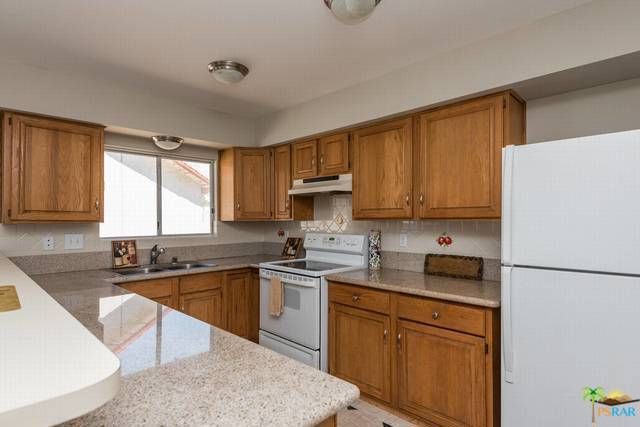 Kitchen Window / Breakfast Bar