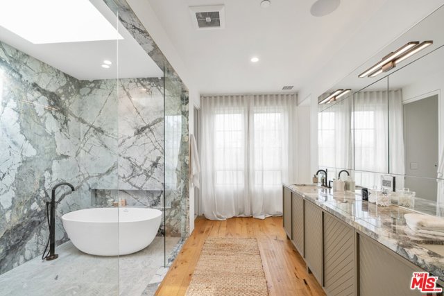 5 Bed Home for Sale in Los Angeles, California