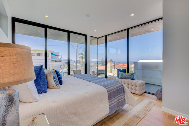 1017 8TH Street, Hermosa Beach, California 90254, 3 Bedrooms Bedrooms, ,2 BathroomsBathrooms,Residential,Sold,8TH,19507088