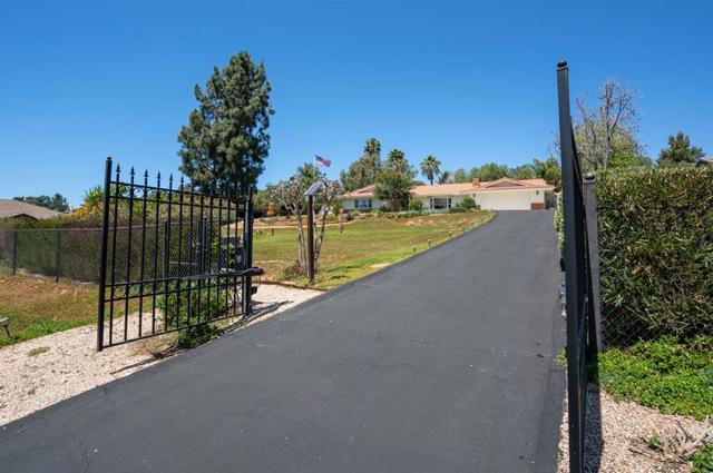 Front yard + driveway - Yard3