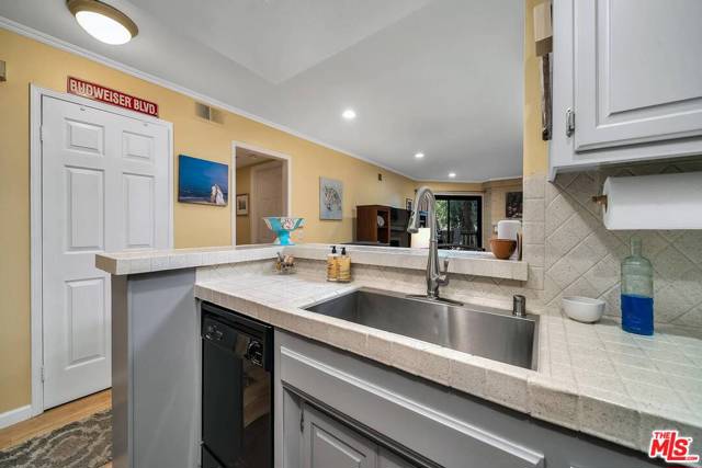 1 Bed Home for Sale in Playa del Rey, California