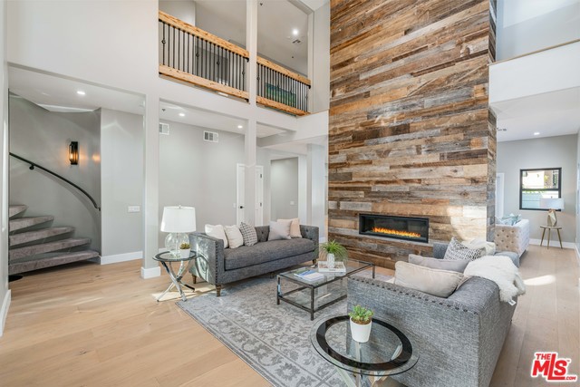 Photo of 14701 HARTSOOK Street, Sherman Oaks, CA 91403