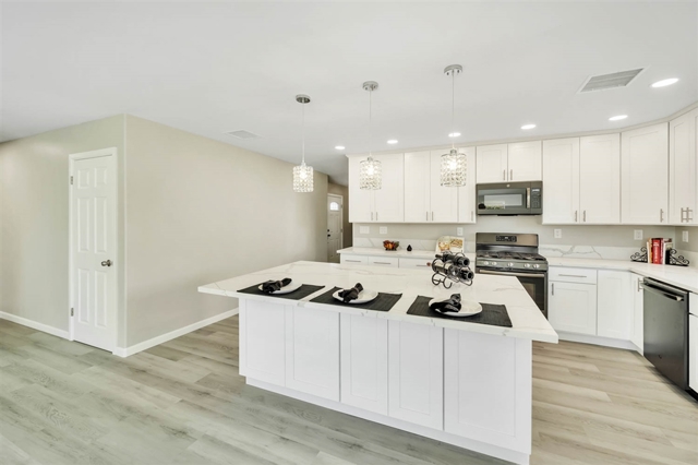 4453 Governor Dr