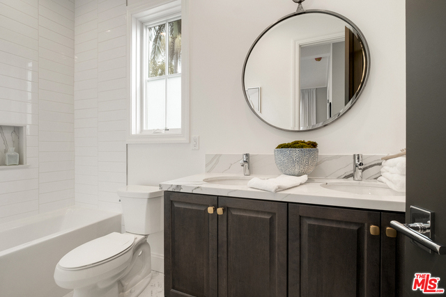 1813 OAK Avenue, Manhattan Beach, California 90266, 5 Bedrooms Bedrooms, ,4 BathroomsBathrooms,Residential,Sold,OAK,19433822