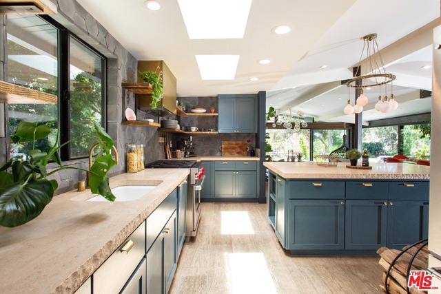 2261 CARRIAGE Drive, Rolling Hills Estates, California 90274, 4 Bedrooms Bedrooms, ,4 BathroomsBathrooms,Residential,Sold,CARRIAGE,19486406