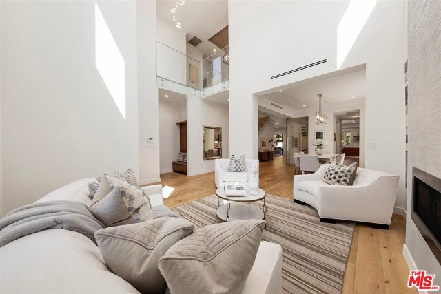 6 Bed Home for Sale in Sherman Oaks, California